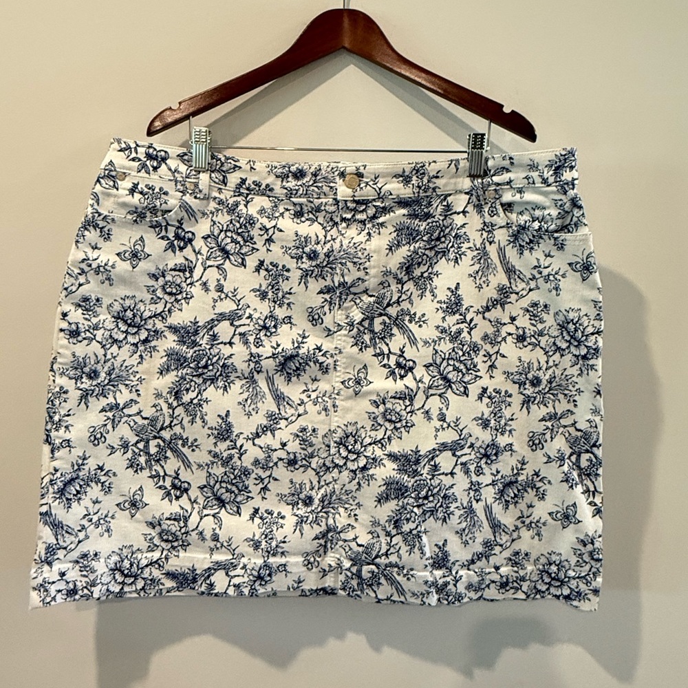 Talbots Blue and White Floral Short Denim Skirt Size 2WP